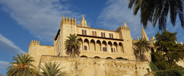 El Palacio Real de La Almudaina: Residencia y Patrimonio