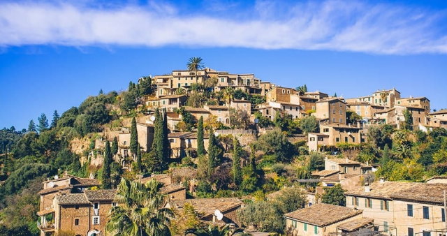 El Pueblo de Deià: Arte y Paisajes