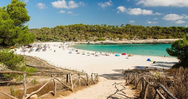 La Playa de Cala Mondragó: Naturaleza y Serenidad